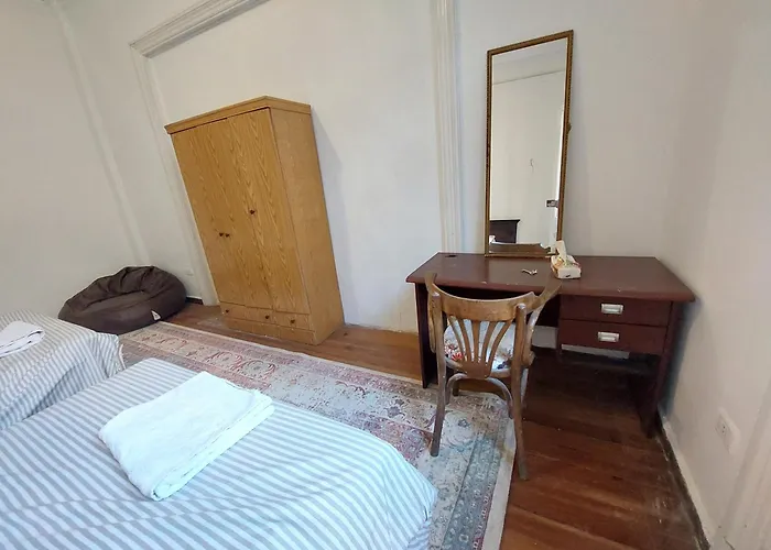 Al- Mazareta A Private Room At Shared Apartment For Men Only No Ladies Allowed غرفة خاصة في شقة مشتركة للرجال فقط ممنوع السيدات仅限男士 女士不允许